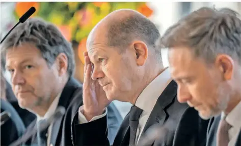  ?? FOTO: MICHAEL KAPPELER/DPA ?? Wer kann besser mit wem? Robert Habeck (Grüne,l.), Olaf Scholz und Christian Lindner (FDP, r.) finden mitunter schwer zusammen.