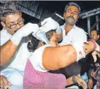  ?? SHEERAZ RIZVI/HT ?? (Left) Kamayani Express arrives with injured passengers at Allahabad Junction on Wednesday night and (above) An injured passenger Urmila Devi, being treated at Allahabad Junction.