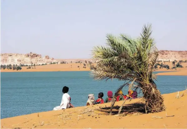  ?? BILD: SN/PRIVAT/KRÖPELIN ?? Kinder am Ufer des Yoa-Sees von Ounianga in der Sahara im Nord-Tschad beobachtet­en die Bohrungsar­beiten der Forscher.