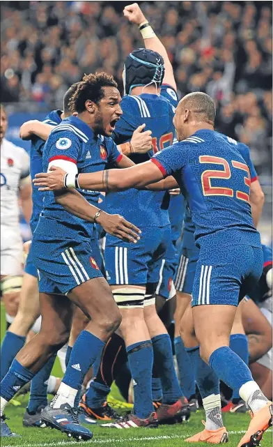  ??  ?? The home side celebrate their win at the Stade de France