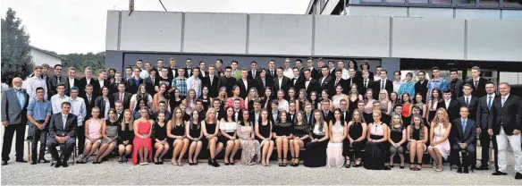  ?? FOTO: PRIVAT ?? 118 Mädchen und Jungen der Friedrich-von-Keller-Schule haben ihren Abschluss in der Tasche.