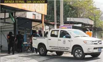  ??  ?? AVENIDA BERNAL, SAN SALVADOR LA VÍCTIMA ESTABA ESPERANDO CLIENTES EN EL CAR WASH CUANDO DOS HOMBRES SE ACERCARON Y LE DISPARARON.