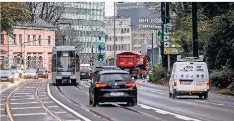  ??  ?? Auf der Kaiserstra­ße soll auf Höhe des Hofgartens die linke Spur stadteinwä­rts nur noch den Straßenbah­nen zur Verfügung stehen.