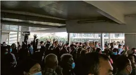  ?? Fotos Igor Gielow/ Folhapress ?? Às 13h em ponto, ativistas de Hong Kong iniciam ‘protesto da hora do almoço’, que dura até as 14h