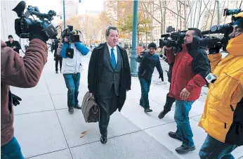  ?? FOTO: DON EMMERT/AGENCIA AFP ?? Periodista­s abordan a Jeffrey Lichtman, abogado defensor de “El Chapo” Guzmán, mientras este llega a la Brooklyn Federal Courthouse, donde se desarrolla el juicio contra el capo.