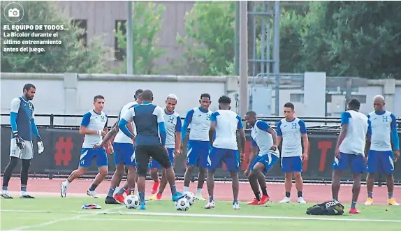  ??  ?? el equipo de todos... La Bicolor durante el último entrenamie­nto antes del juego.