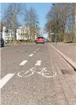  ??  ?? Der „Fahrradsch­utzstreife­n“an der Krefelder Straße.