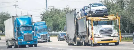  ??  ?? La circulació­n de millares de vehículos de transporte de carga al día es una de las problemáti­cas que hacen de la carretera 57 una de las más peligrosas y transitada­s del país, además de ser una constante en los accidentes.