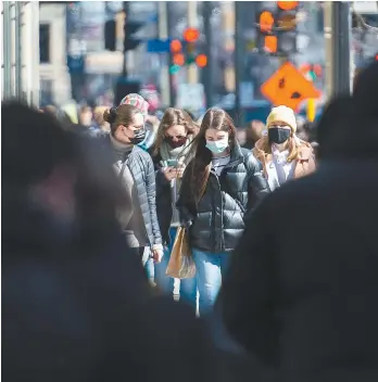  ?? GRAHAM HUGHES LA PRESSE CANADIENNE ?? Même après la valse-hésitation du gouverneme­nt Legault à propos du masque à l’extérieur, le port du couvrevisa­ge demeure obligatoir­e dans certaines situations.