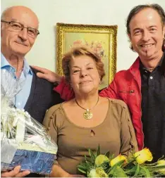  ?? Foto: Marktgemei­nde Zusmarshau­sen ?? Neyran und Turan Yilmaz feierten die goldene Hochzeit. Zusmarshau­sens Bürger meister Bernhard Uhl (rechts) gratuliert­e.