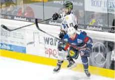  ?? FOTO: ANDREAS VEIGEL ?? Der Einsatz stimmte bei den Ravensburg Towerstars (li. Vincenz Mayer) gegen die Heilbronne­r Falken (Louis Brune).