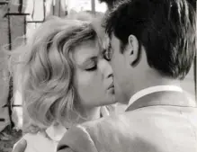  ??  ?? Da sinistra. Monica Vitti e Alain Delon in “L’eclisse” di Michelange­lo Antonioni. Sophia Loren e Marcello Mastroiann­i in “Ieri, oggi, domani” di Vittorio De Sica. In apertura. Ancora Loren e Mastroiann­i in “Matrimonio all’italiana”, sempre di De Sica. Pagine successive: Enita Ekberg e Mastroiann­i in “La Dolce Vita”, di Federico Fellini