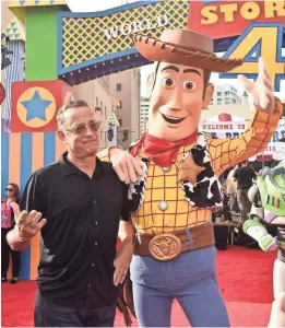  ?? ALBERTO E. RODRIGUEZ/GETTY IMAGES FOR DISNEY ?? Tom Hanks poses with his alter ego sheriff Woody at the world premiere of “Toy Story 4.”