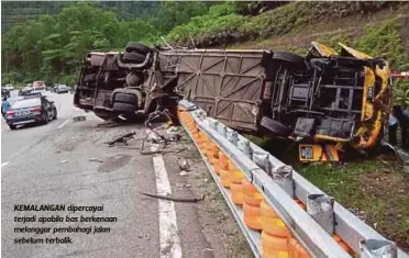  ??  ?? KEMALANGAN dipercayai terjadi apabila bas berkenaan melanggar pembahagi jalan sebelum terbalik.