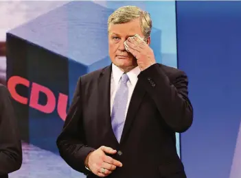  ?? FOTOS: AP, DPA, GETTY ?? Der unterlegen­e CDU-Spitzenkan­didat Bernd Althusmann (l.) am Abend im Fernsehstu­dio.
