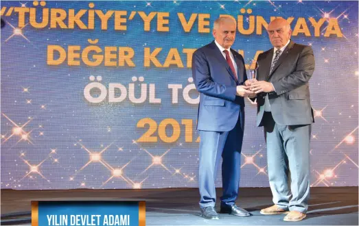  ??  ?? YILIDIRIM’A ÖDÜLÜ, ALİ COŞKUN TAKDİM ETTİ-TBMM Başkını Binali Yıldırım’a ödülü, Sanayi ve Ticaret eski Bakanı,Turcomoney Jürisi Onursal Başkanı Ali Coşkun takdim etti.