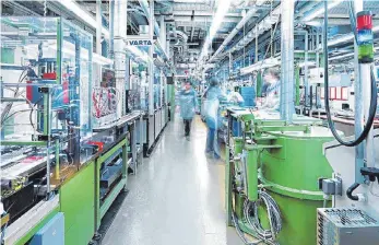  ?? FOTO: WOLFRAM SCHROLL ?? Produktion bei Varta in Ellwangen: Zusammen mit dem Fraunhofer-Institut will das Unternehme­n die Grundlagen für eine industriel­le Fertigung großformat­iger Batterieze­llen schaffen.