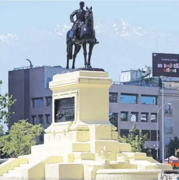  ??  ?? ► Este sábado, el monumento del general Baquedano fue restaurado por la intendenci­a.