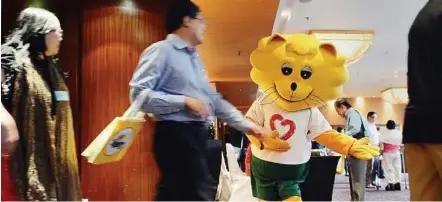  ??  ?? Welcome to the conference: Singa the Lion, the mascot of the Singapore Kindness Movement, greeting participan­ts at the National Kindness Conference 2012 at the Marina Mandrian Hotel. — The Straits Times / Asia News Network