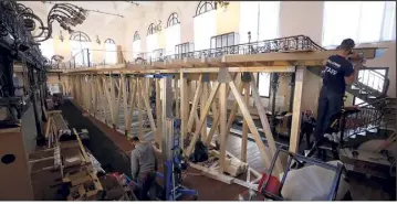  ??  ?? Les ouvriers s’attellent actuelleme­nt à la constructi­on de la structure en bois d’un « navire-expo ».