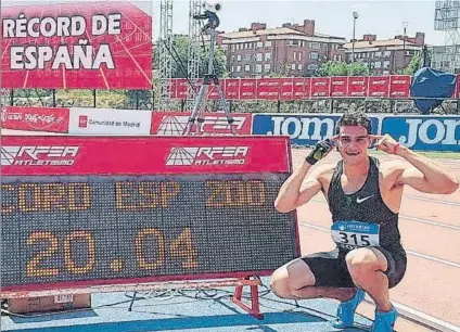  ?? FOTO: TWITTER ?? El atleta nacido en Australia junto al récord de España del 200 que logró en Getafe el pasado 22 de julio