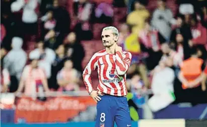  ?? JaVIER SORIaNO / auP ?? Antoine Griezmann lamentant l’eliminació dels matalasser­s ahir a Porto