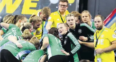  ?? BILD: PIET MEYER ?? Kommen so in dieser Saison nicht mehr zusammen: die VfL-Handballer­innen um Trainer Niels Bötel (rechts) und den künftigen Geschäftsf­ührer Andreas Lampe (hinten)