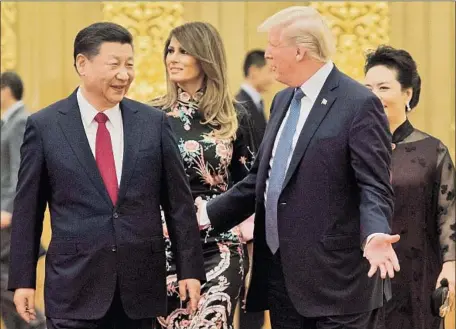  ?? Jim Watson AFP/Getty Images ?? PRESIDENT TRUMP speaks to Chinese President Xi Jinping in front of First Lady Melania Trump and Xi’s wife, Peng Liyuan, in the Great Hall of the People in Beijing in November. Trump has made oft-repeated promises to get tough with China on trade.