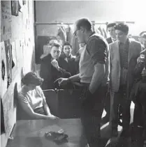  ?? ANDREW PAVLIN/CHICAGO TRIBUNE ?? A hypnotist demonstrat­es his power during a session at the College of Complexes in 1956.