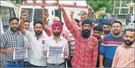  ?? SAMEER SEHGAL/HT ?? ■ Employees protest against the company that runs the government ambulance project, outside the civil hospital in Amritsar on Wednesday.