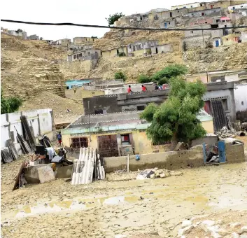  ?? JESUS SILVA | EDÇÕES NOVEMBRO ?? Zonas periférica­s da cidade foram as mais afectadas pela chuva na madrugada torrencial