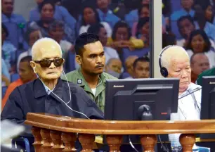  ?? AFP ?? Former Khmer Rouge leader ‘Brother Number Two’ Nuon Chea (left) and former Khmer Rouge head of state Khieu Samphan in the courtroom in Phnom Penh. —