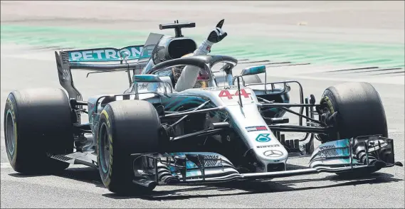  ?? FOTO: EFE ?? El británico de Mercedes Lewis Hamilton celebra la pole lograda ayer en el GP de Gran Bretaña que consiguió gracias a una gran última vuelta con la que superó a Sebastian Vettel