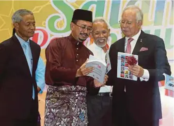  ??  ?? NAJIB berbual bersama Pengarah Seranta FELDA, Jabatan Perdana Menteri, Datuk Mohamad Khairudin Mohamad (dua dari kiri) pada majlis Salam Perantauan Warga FELDA 2107 di Putrajaya.