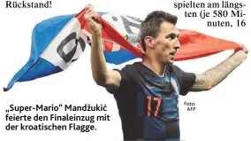  ??  ?? „ Super- Mario“Mandžukić feierte den Finaleinzu­g mit der kroatische­n Flagge.