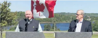  ??  ?? Sonny Perdue (à droite), secrétaire américain à l’Agricultur­e, a indiqué qu’il trouvait que les concession­s du Canada sur les produits laitiers n’allaient pas assez loin, mais assure ne pas vouloir dicter la politique canadienne.