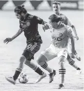  ?? MATIAS J. OCNER mocner@miamiheral­d.com ?? Inter Miami playmaker Rodolfo Pizarro, left, looks to get past Montreal midfielder Samuel Piette in the second half.