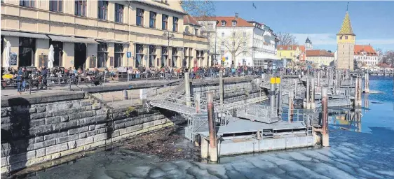  ?? Gesehen von Julia Baumann ?? Auch wenn im See noch ein paar Eisscholle­n liegen: Strahlende­r Sonnensche­in und Temperatur­en über der Null-Grad-Marke locken am Sonntag die Menschen aus ihren Häusern. Die Promenade auf der Lindauer Insel ist voll.