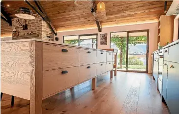  ?? ?? With its solid American white oak legs, this 4-metre-long island resembles a piece of furniture. The kitchen, designed by Stefan Sonntag of Masterwood Joinery, is in a Cromwell house.