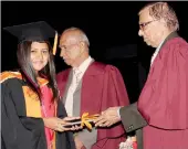  ??  ?? Ms. AnjanaWije­sekara receiving the ROB Wijesekara Award for the best allrounder – Convocatio­n 2016