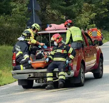  ?? (Foto Pellegrini) ?? Lo schianto
A sinistra la parte anteriore della jeep distrutta dall’impatto con il larice nei boschi all’interno del Comune di Sfruz; quindi uno dei feriti imbarrella­to e trasportat­o dai vigili del fuoco intervenut­i. Due degli occupanti sono rimasti feriti in modo grave