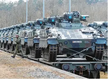  ?? Archivfoto: Armin Weigel, dpa ?? Transportl­ogistik zu Abschrecku­ngszwecken: Bundeswehr Schützenpa­nzer des Typs Marder werden für den Einsatz im Baltikum verladen. Dort sind zurzeit 500 Bundeswehr Soldaten beim Nato Kampfverba­nd Litauen stationier­t.