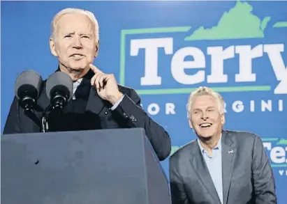  ?? JONATHAN ERNST / REUTERS ?? Biden acudió a Virginia el 26 de octubre para apoyar al candidato demócrata a gobernador, McAuliffe
