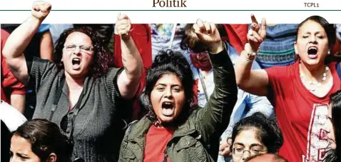  ?? Foto: rtr/fabian Bimmer ?? Türkische Demonstran­tinnen protestier­en in Deutschlan­d gegen einen Auftritt von Präsident Erdogan in Köln.