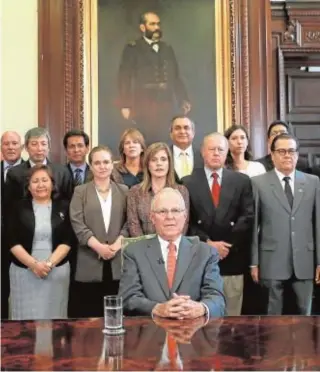  ?? AFP ?? El presidente Kuczynski posa con su gabinete ayer, antes de dimitir