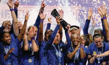  ?? Sam Hodde/Getty Images ?? Mallory Swanson, who scored her fourth goal of the tournament in a 2-1 victory over Brazil on Wednesday night, hoists the SheBelieve­s Cup trophy after helping the U.S. go undefeated in the four-team round robin.