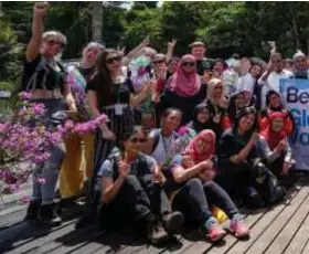  ??  ?? Peserta bergambar sempena Program Kesukarela­wanan Global di Pulauu Banding, Hutan Simpan Belum dan Pulau Orang Utan, Bukit Merah, Perak, baru-baru ini.