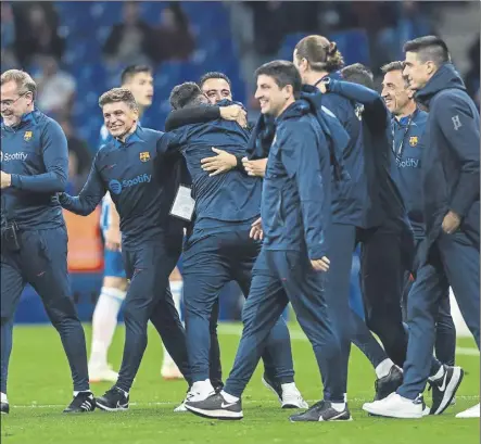  ?? Foto: PERE PUNTÍ ?? Xavi y su cuerpo técnico celebraron un título liguero que se han ganado a pulso