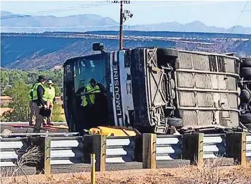  ??  ?? EL aUTOBÚs volcado pertenece a la compañía el Paso-Los Ángeles Limousine express