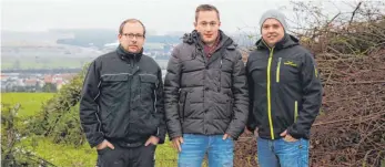  ?? FOTO: INA GLADOW ?? Patrick Barth (v. l.), Philipp Albinger und Andreas Braun bauen zusammen mit anderen Freiwillig­en in Hochdorf dieses Jahr das Funkenfeue­r auf.